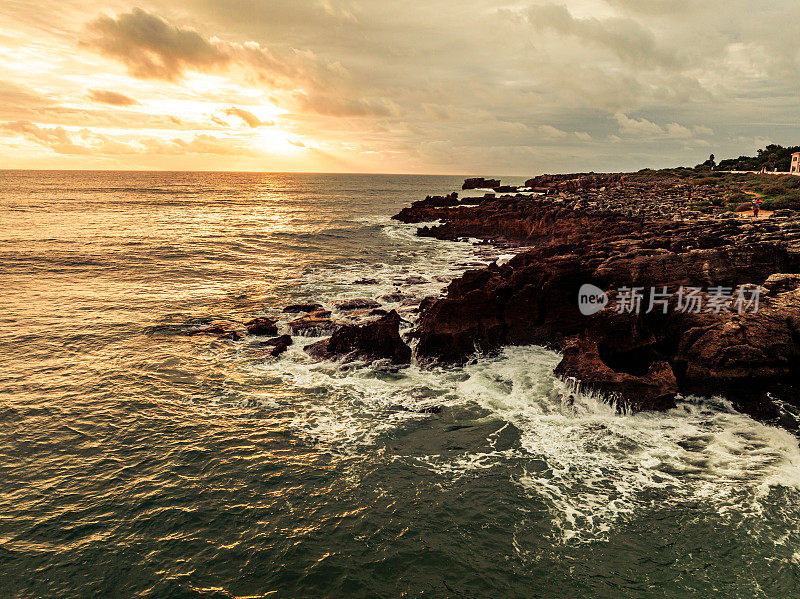 葡萄牙卡斯凯伊斯附近的地狱之口(Boca de Inferno)峡谷